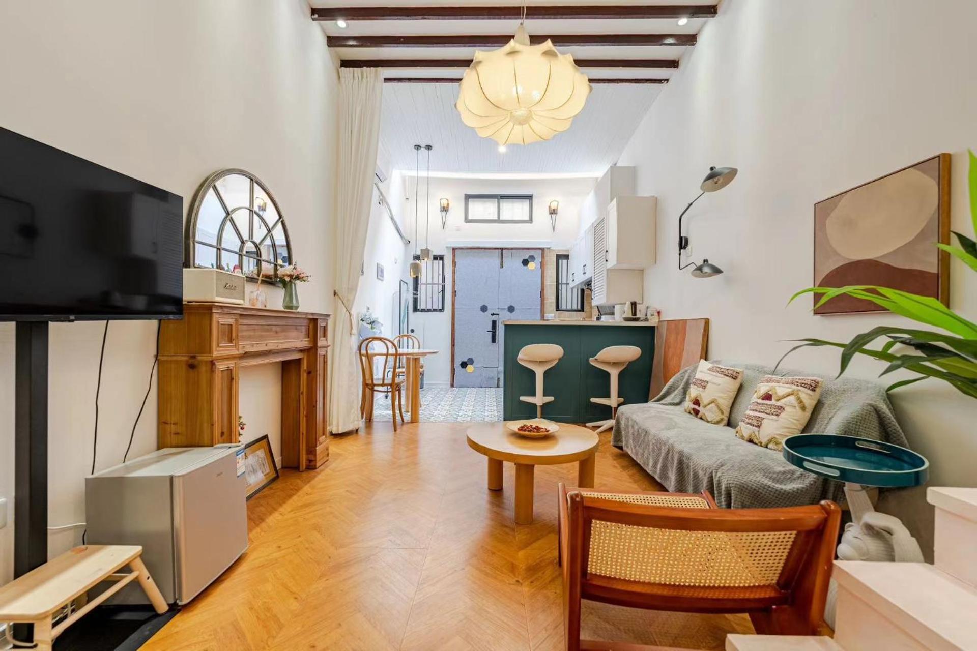 Downtown Blossom B&b- Yongkang Road Homestay Shanghai